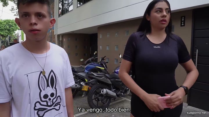 El vendendor de empanadas se folla una milf por una apuesta